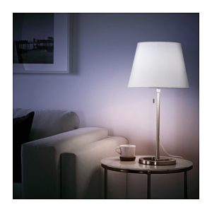 Candeeiro de mesa NYFORS niquelado branco